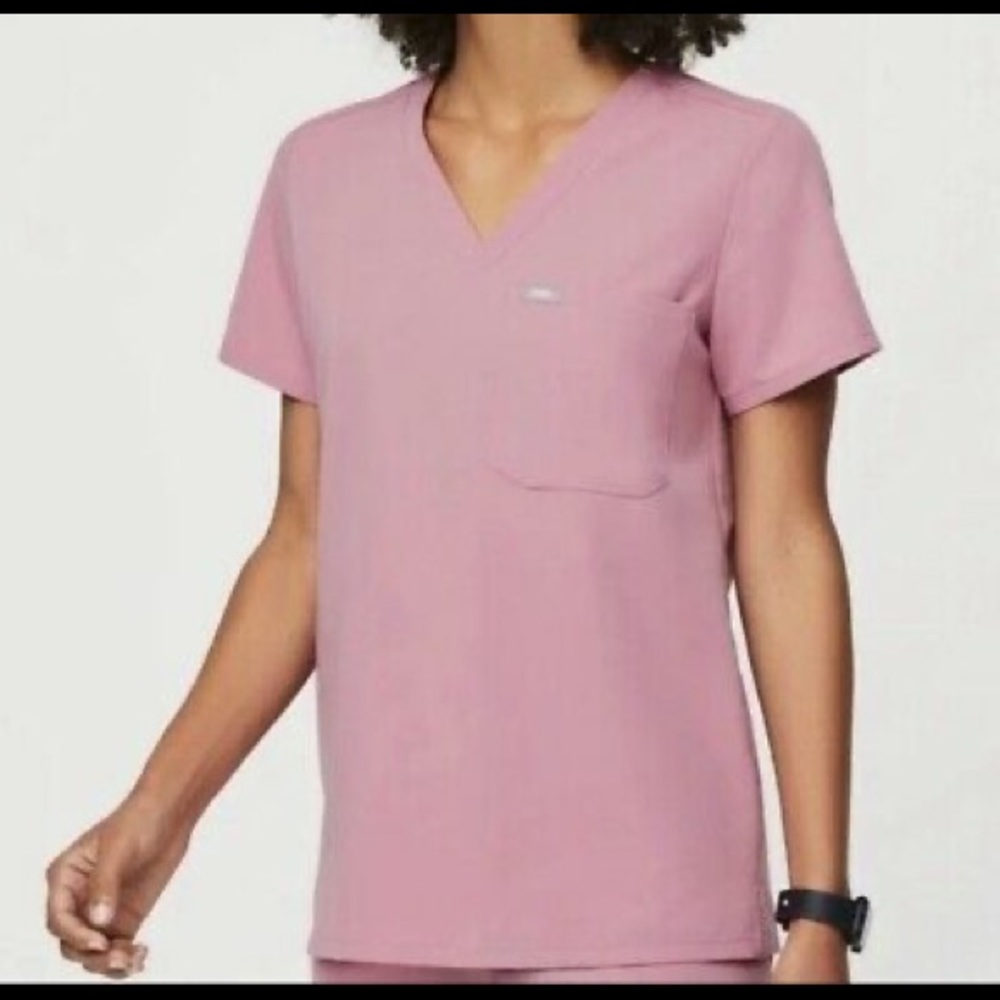 FIGS Casma Top *Limited Edition* Chalk Pink!
